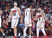 开云体育-罗马鏖战休斯顿火箭，费德勒三分雨点燃全场强强对话季后赛，技惊四座的简单介绍