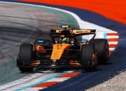 开云下载-迈凯伦完胜索伯车队，诺里斯刷新纪录