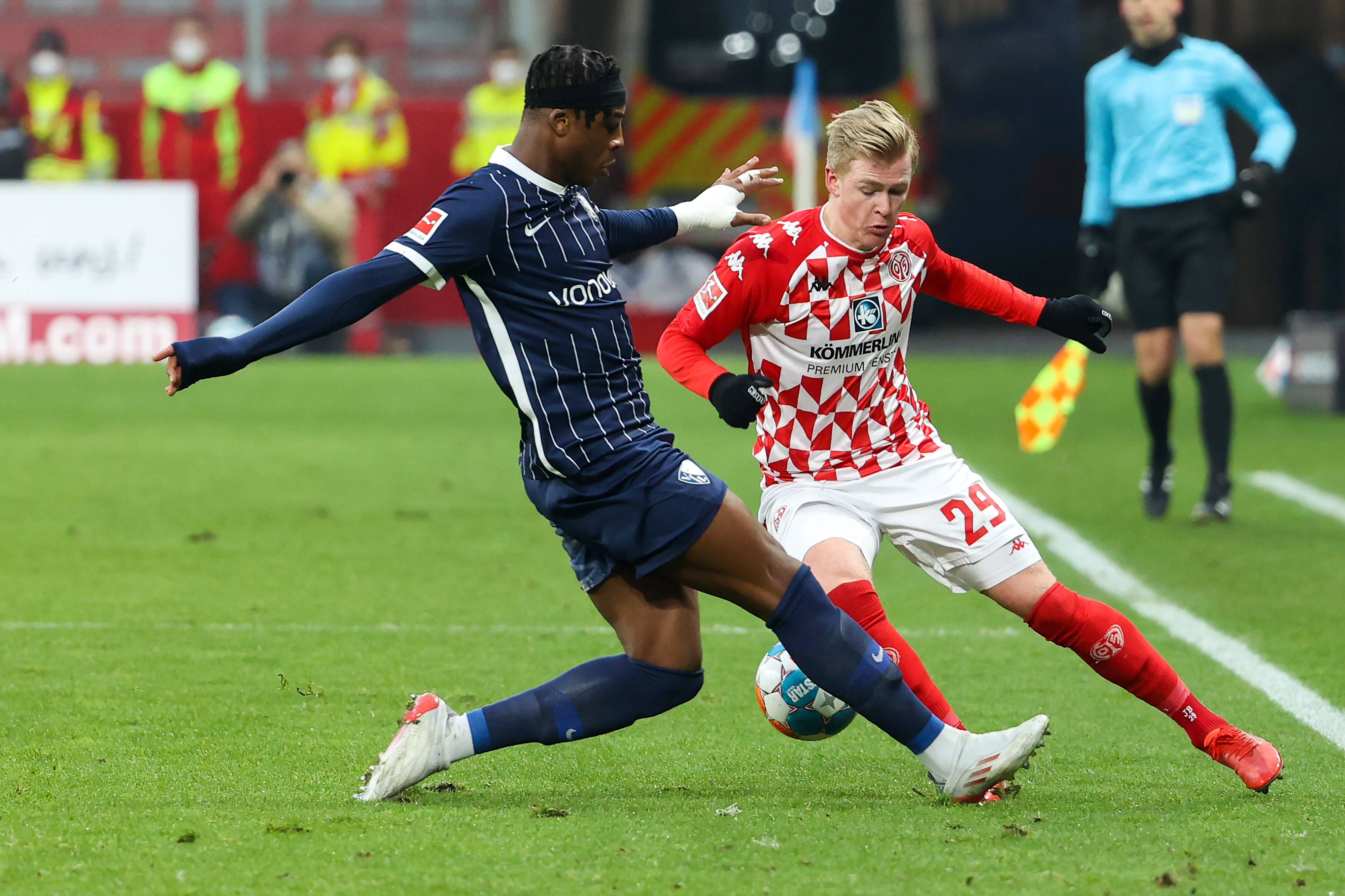 关于美因茨客场逼平汉诺威，保持领先优势的信息