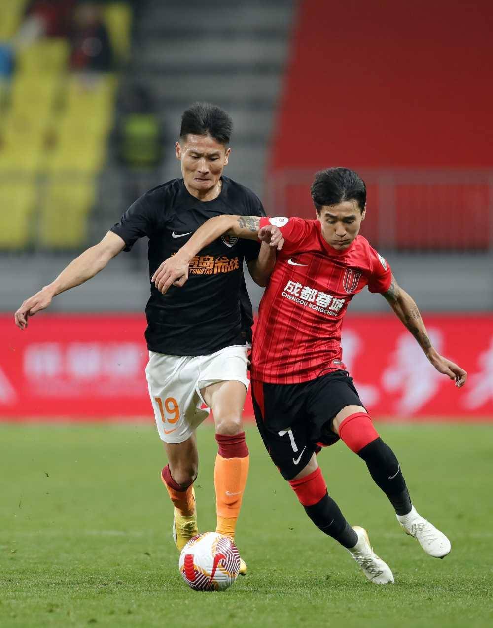 足球赛事中球员表现出色成为关注焦点 足球赛事中球员表现出色成为关注焦点