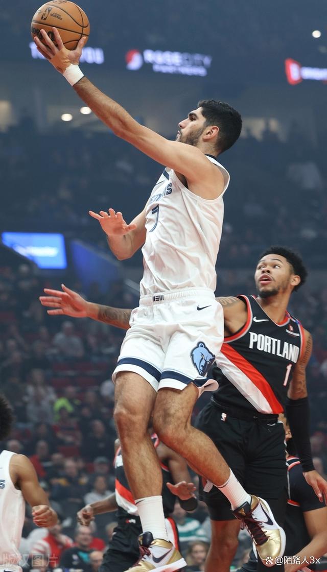 关于灰熊客场逆转开拓者，获得胜利摆脱连败的信息