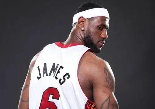 关于抱团作战,球员心无旁骛,力逐胜利之路的信息 关于抱团作战,球员心无旁骛,力逐胜利之路的信息