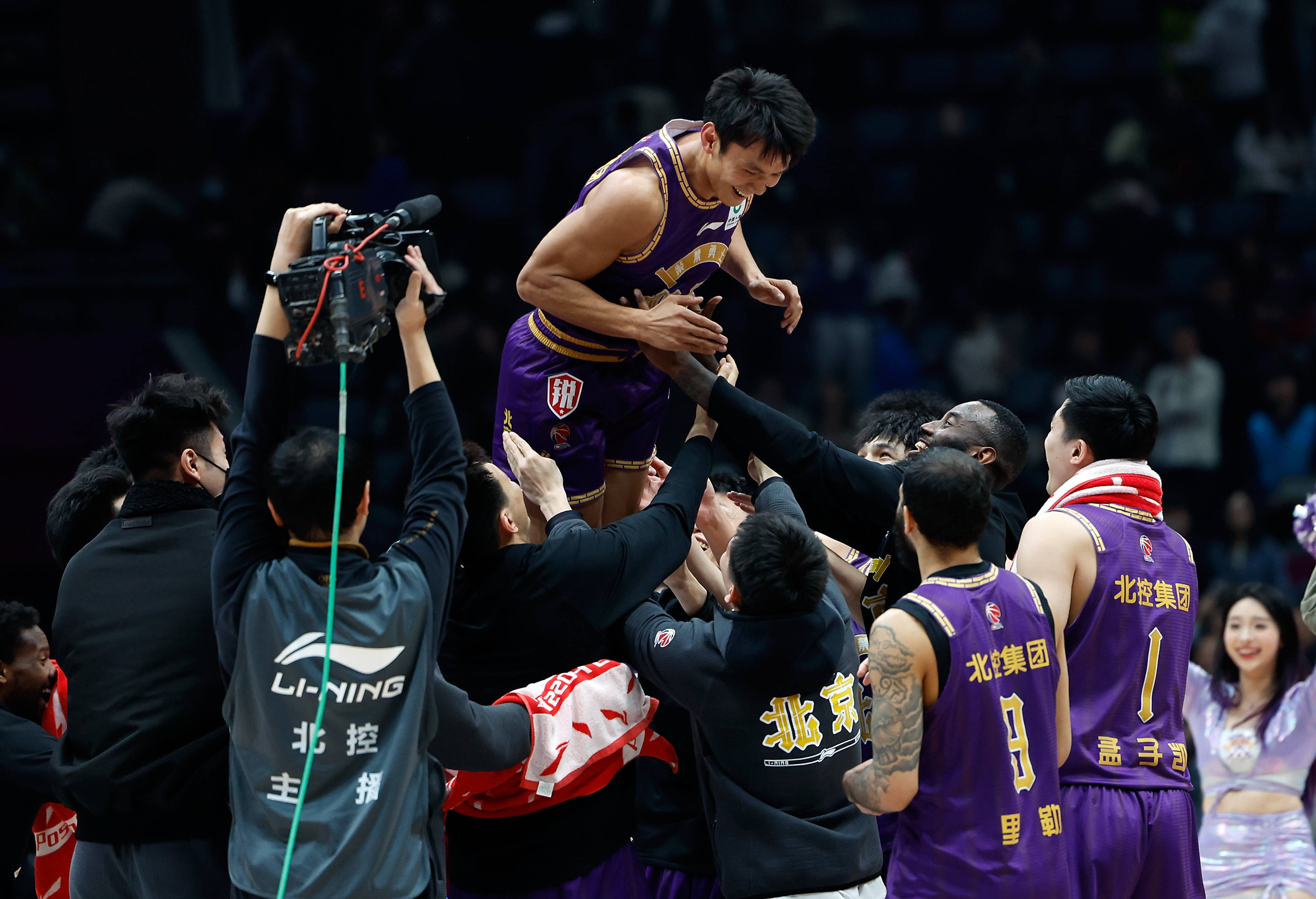 篮球队伍在赛季末的关键比赛中展现出实力