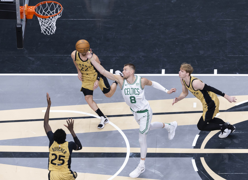 篮球队伍在赛季末的关键比赛中展现出实力