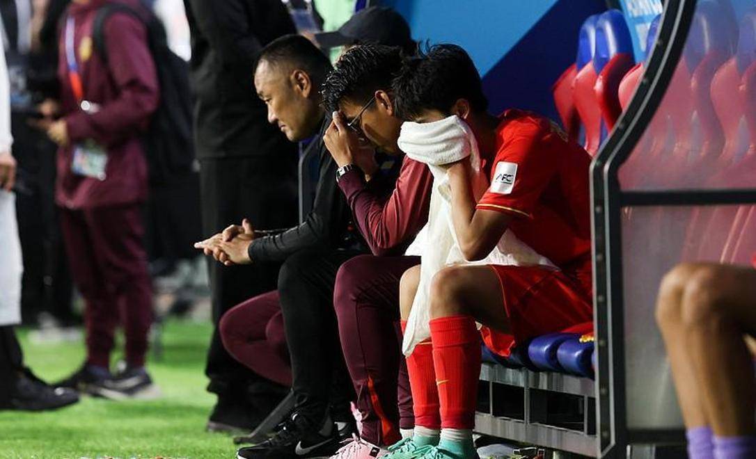 拜仁慕尼黑后防连失两球，主帅震怒指责球员