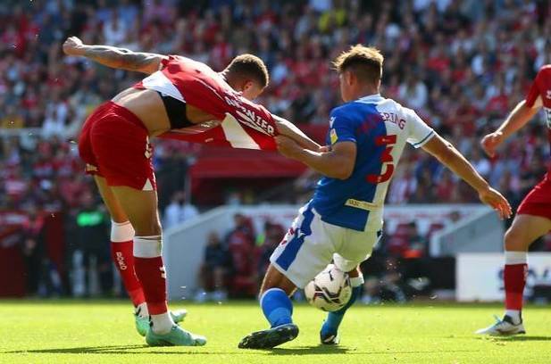 斯旺西继续领先,客场大胜谢菲联的简单介绍 斯旺西继续领先,客场大胜谢菲联的简单介绍