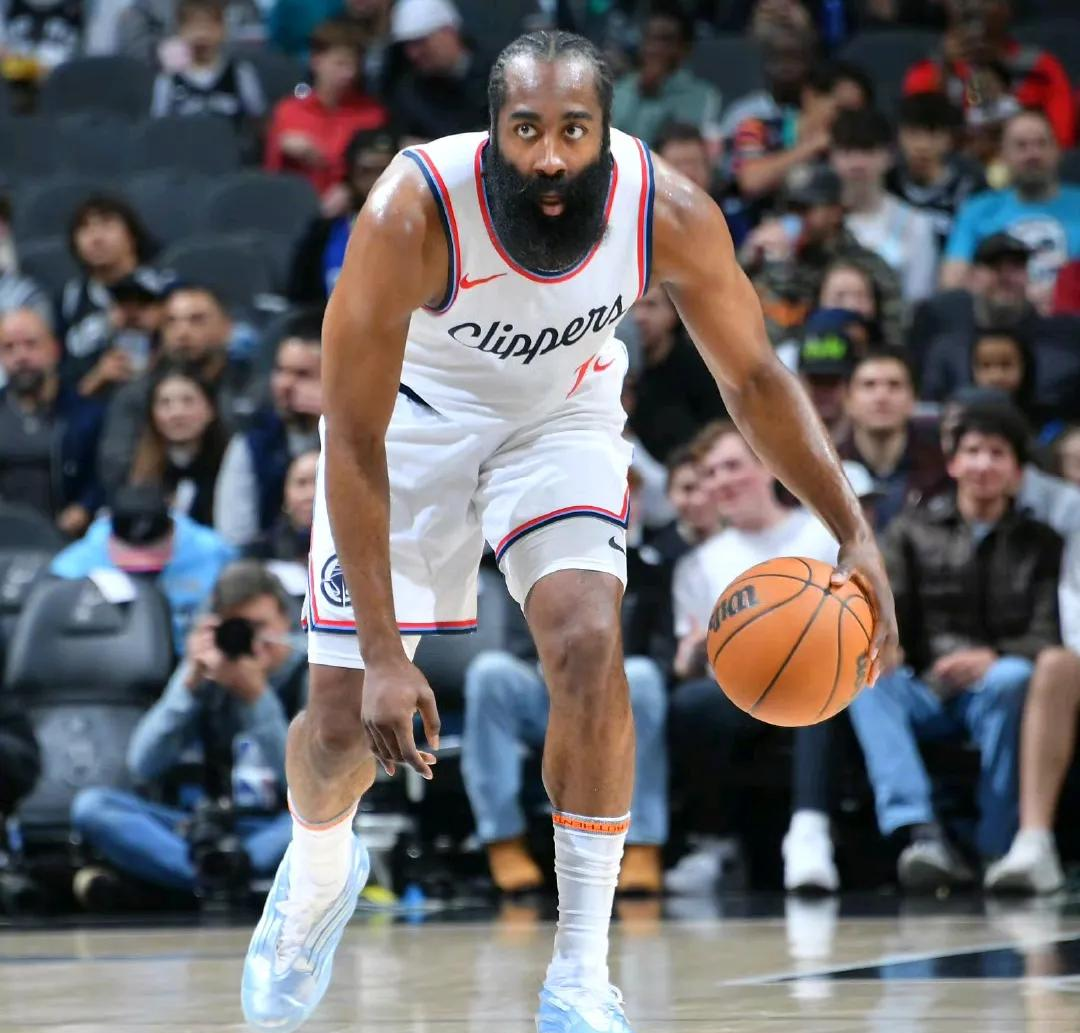 总冠军如虹，勇士再次击败快船取得胜利的简单介绍