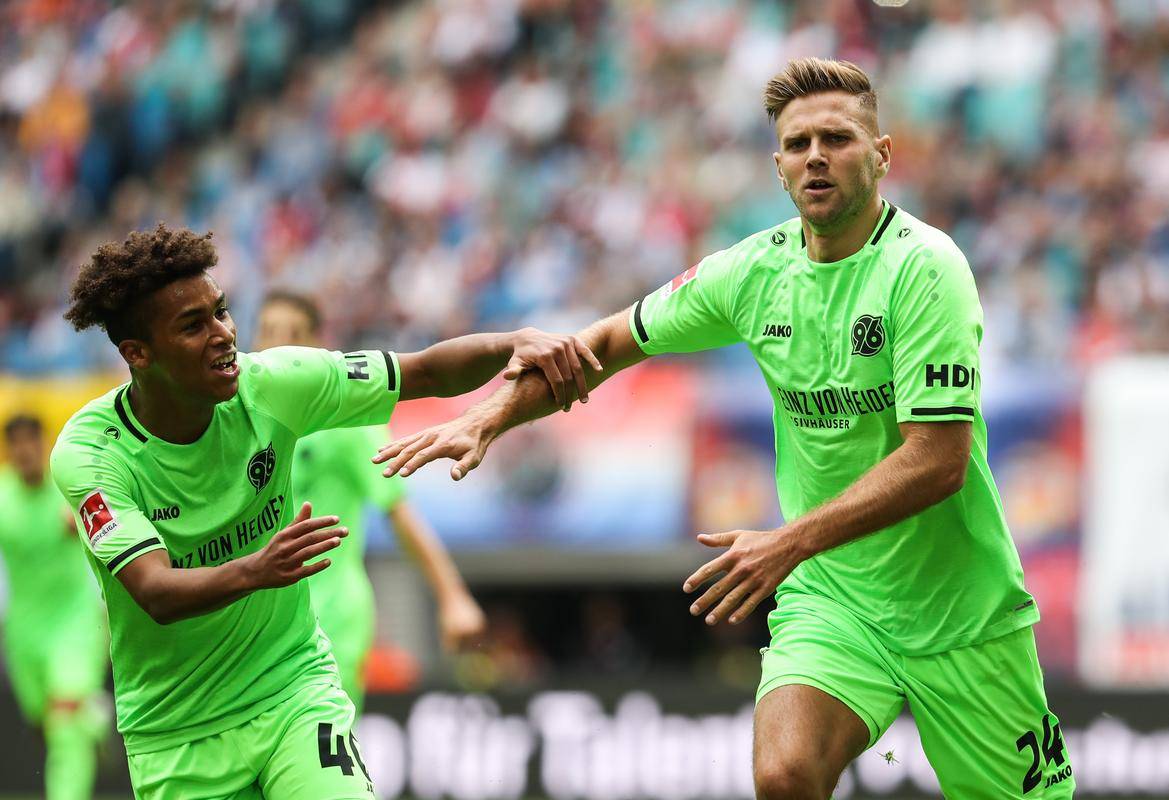 包含沙尔克击败对手,球队连胜势头不减的词条 包含沙尔克击败对手,球队连胜势头不减的词条