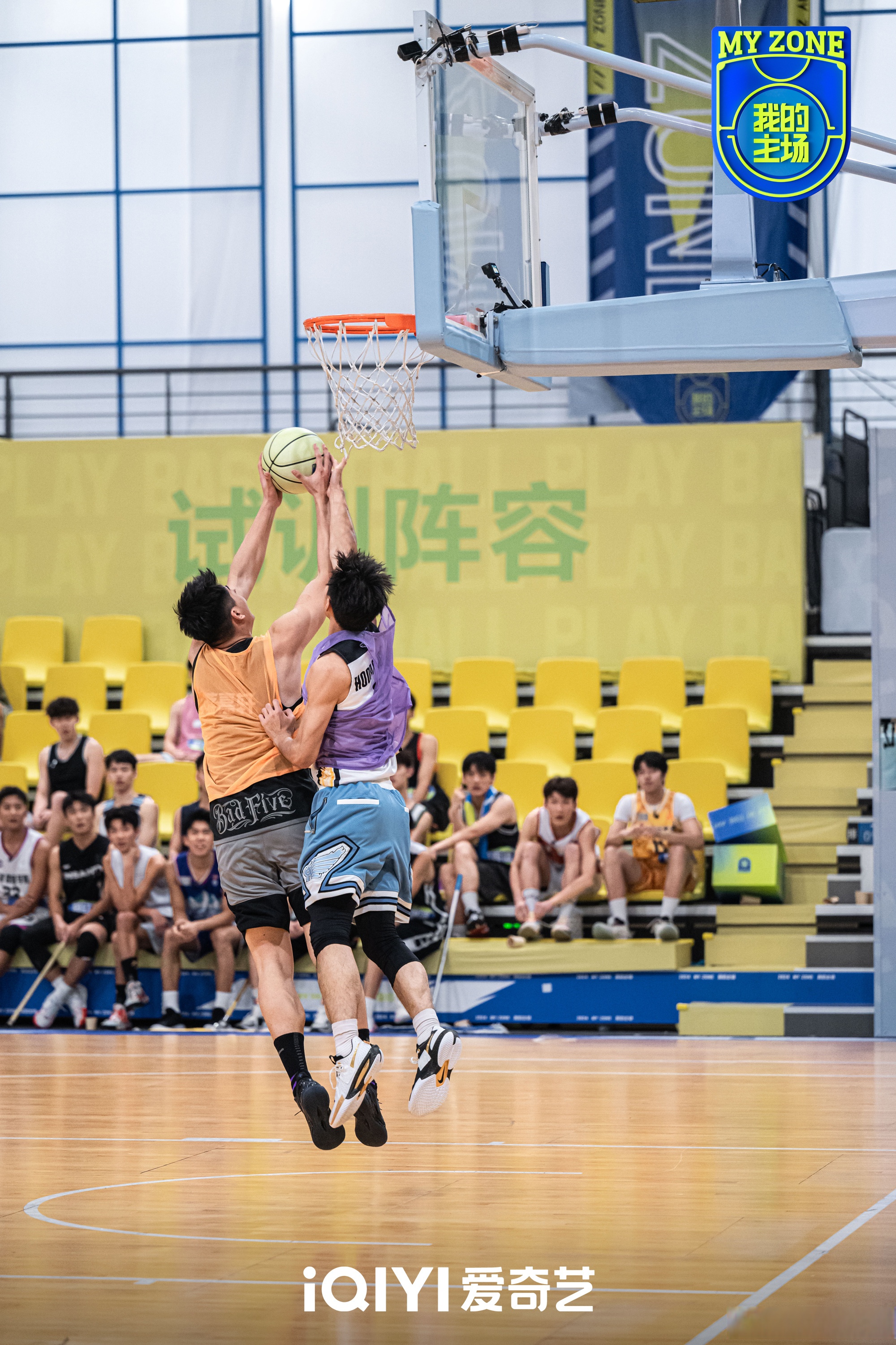 包含排位赛上演激烈对抗，球场上汇聚精彩瞬间的词条