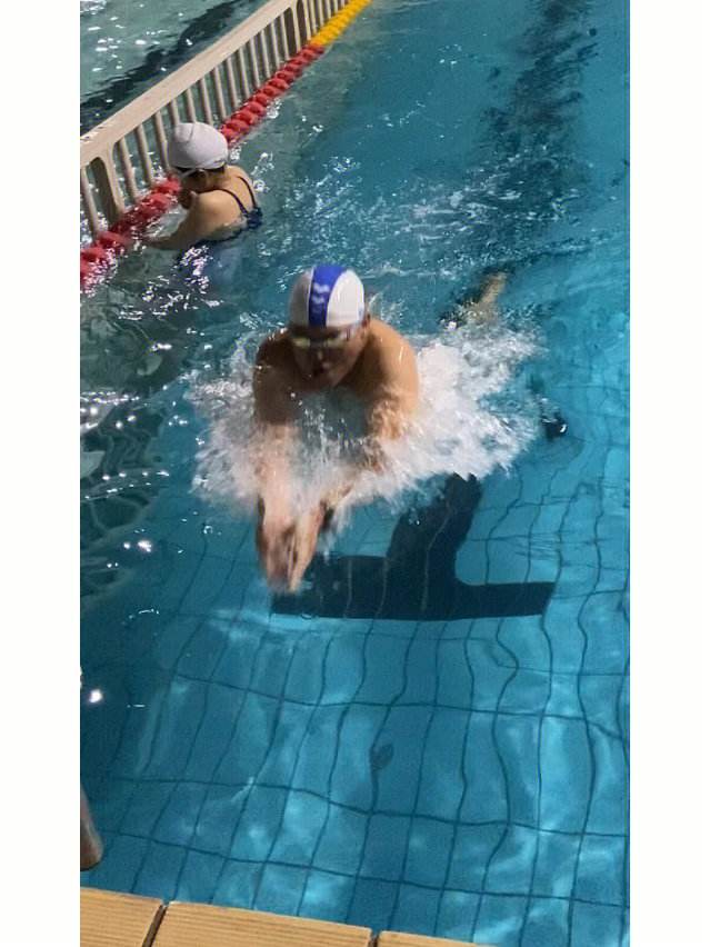 游泳项目蛙泳比赛,选手速度之争 游泳项目蛙泳比赛,选手速度之争