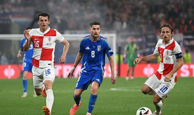 荷兰队逆袭战胜法罗群岛队，锁定胜局的简单介绍