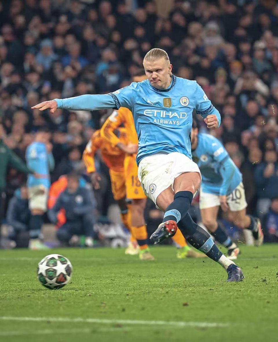 曼城绝杀晋级,球员们欢呼雀跃 曼城绝杀晋级,球员们欢呼雀跃