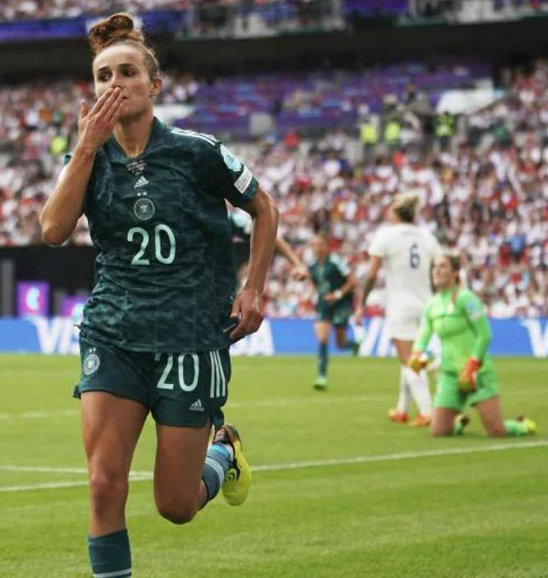 瑞士女足在比赛中展现了出色的技术水平 瑞士女足在比赛中展现了出色的技术水平