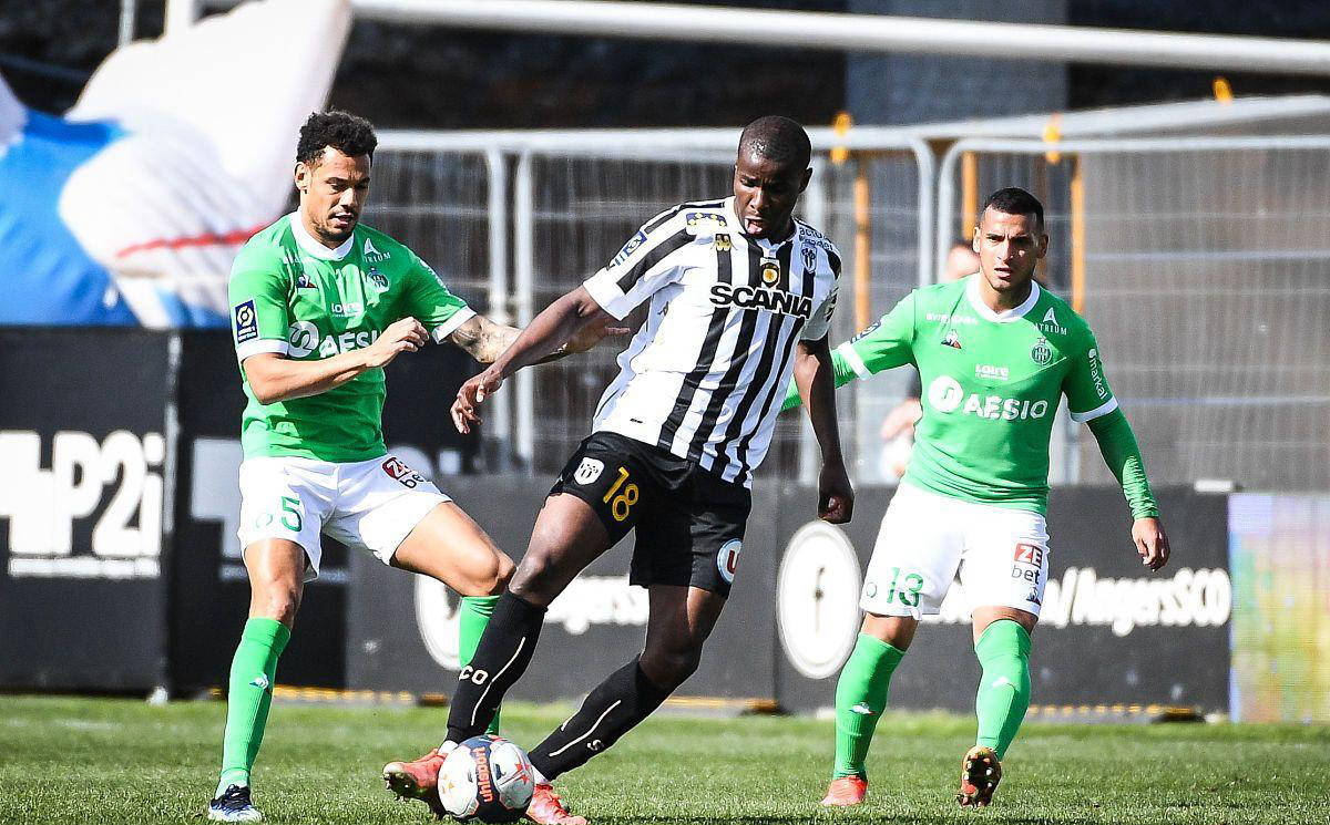 圣埃蒂安队在连胜中坚守领先位置 圣埃蒂安队在连胜中坚守领先位置