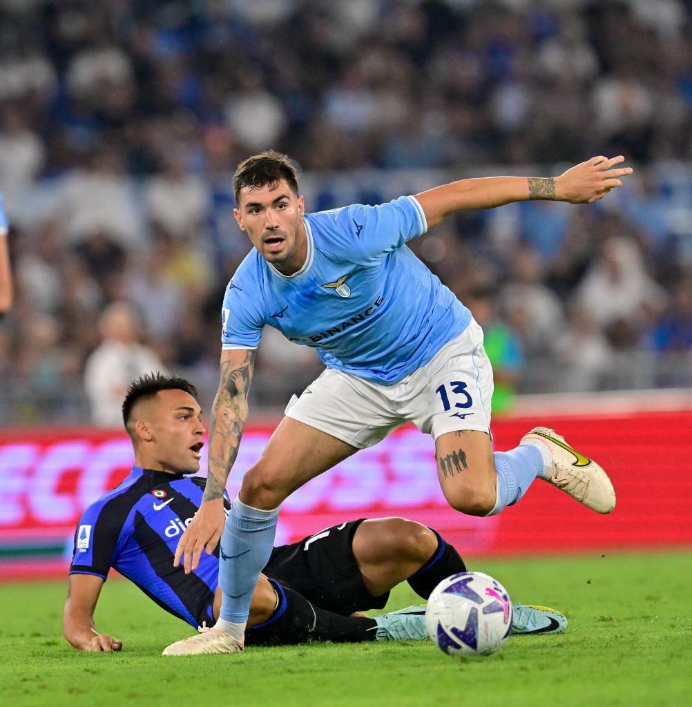 包含拉齐奥迎来两连胜，继续冲击欧冠资格的词条