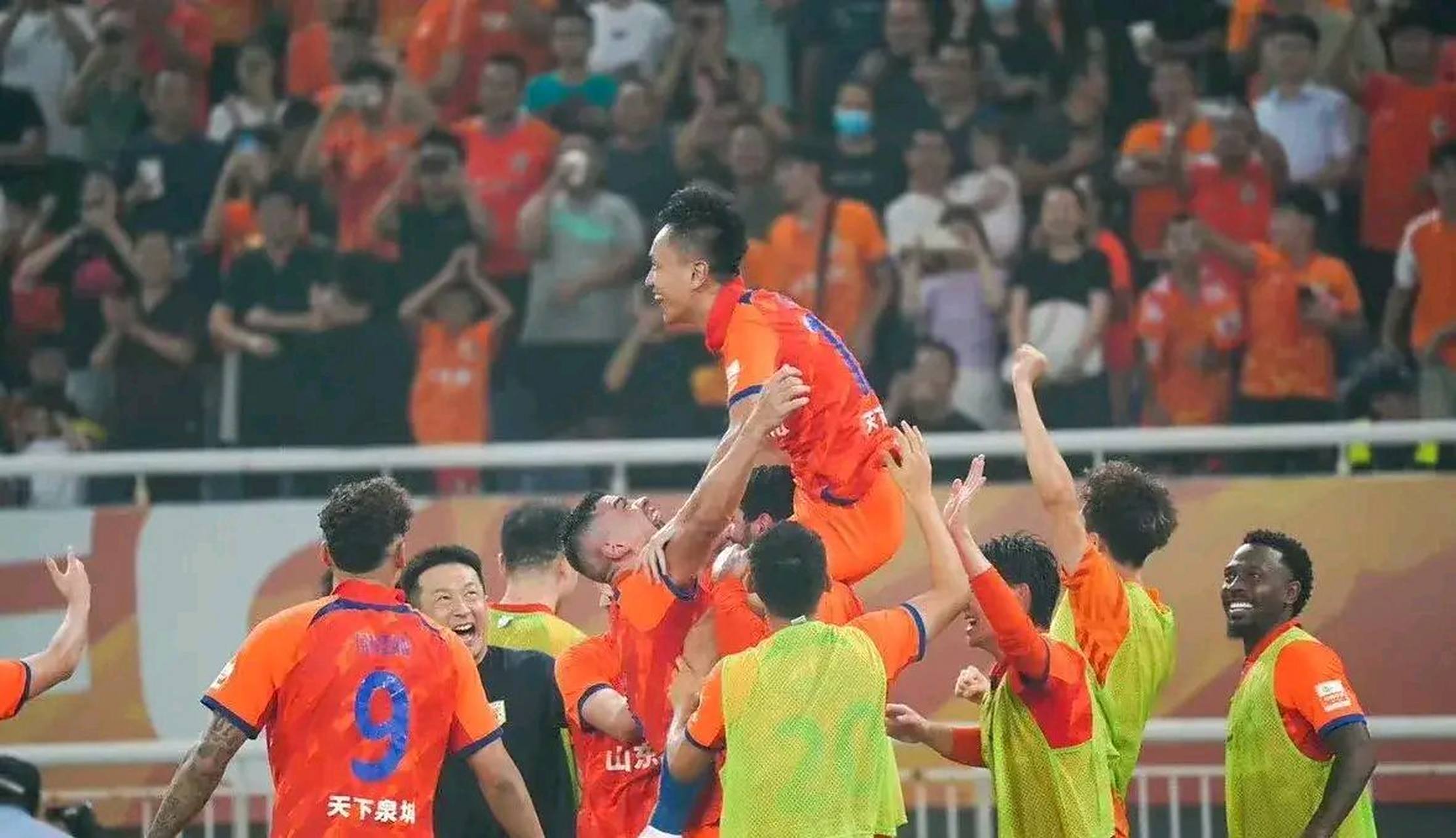 上海上港主场三球告捷，追赶积分领头羊的简单介绍