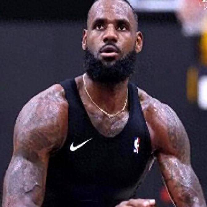 网球赛场上詹姆斯再创辉煌