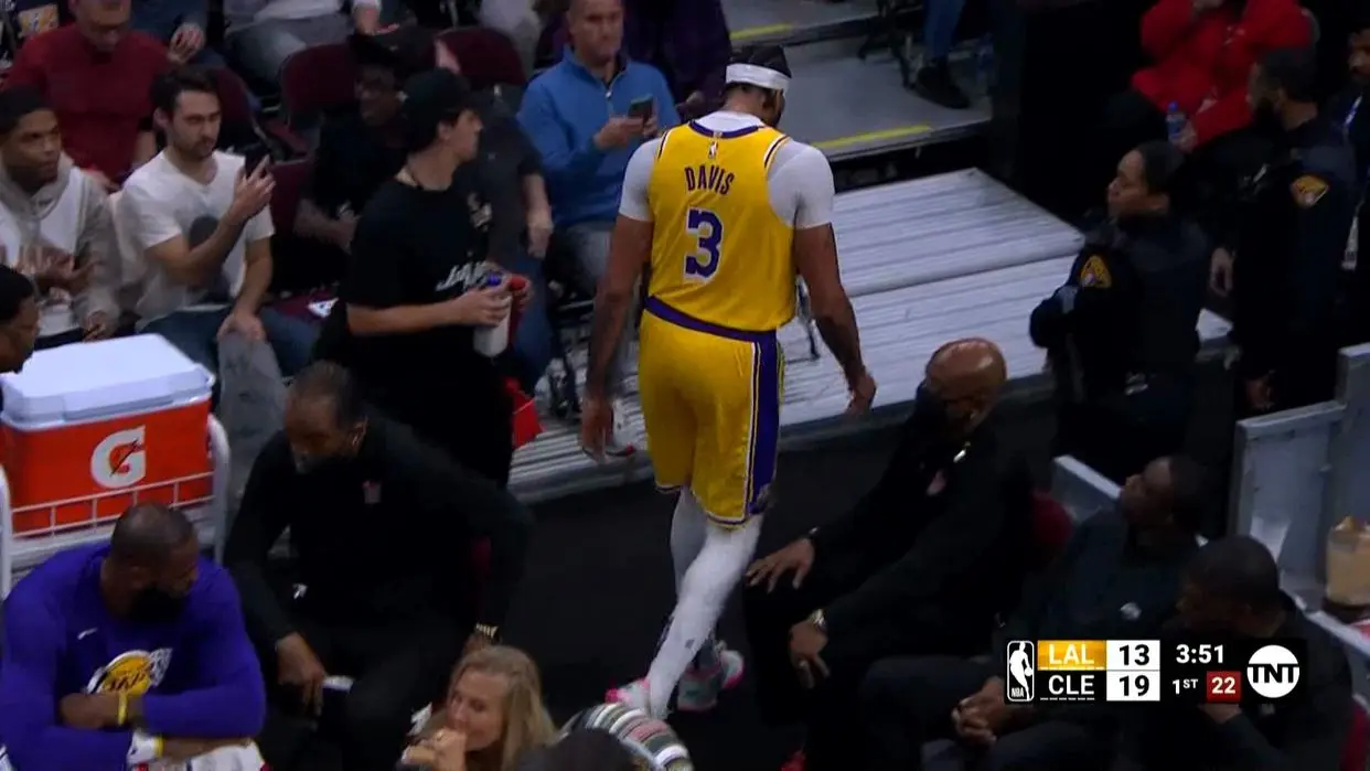 勇士在洛杉矶伤退引热议