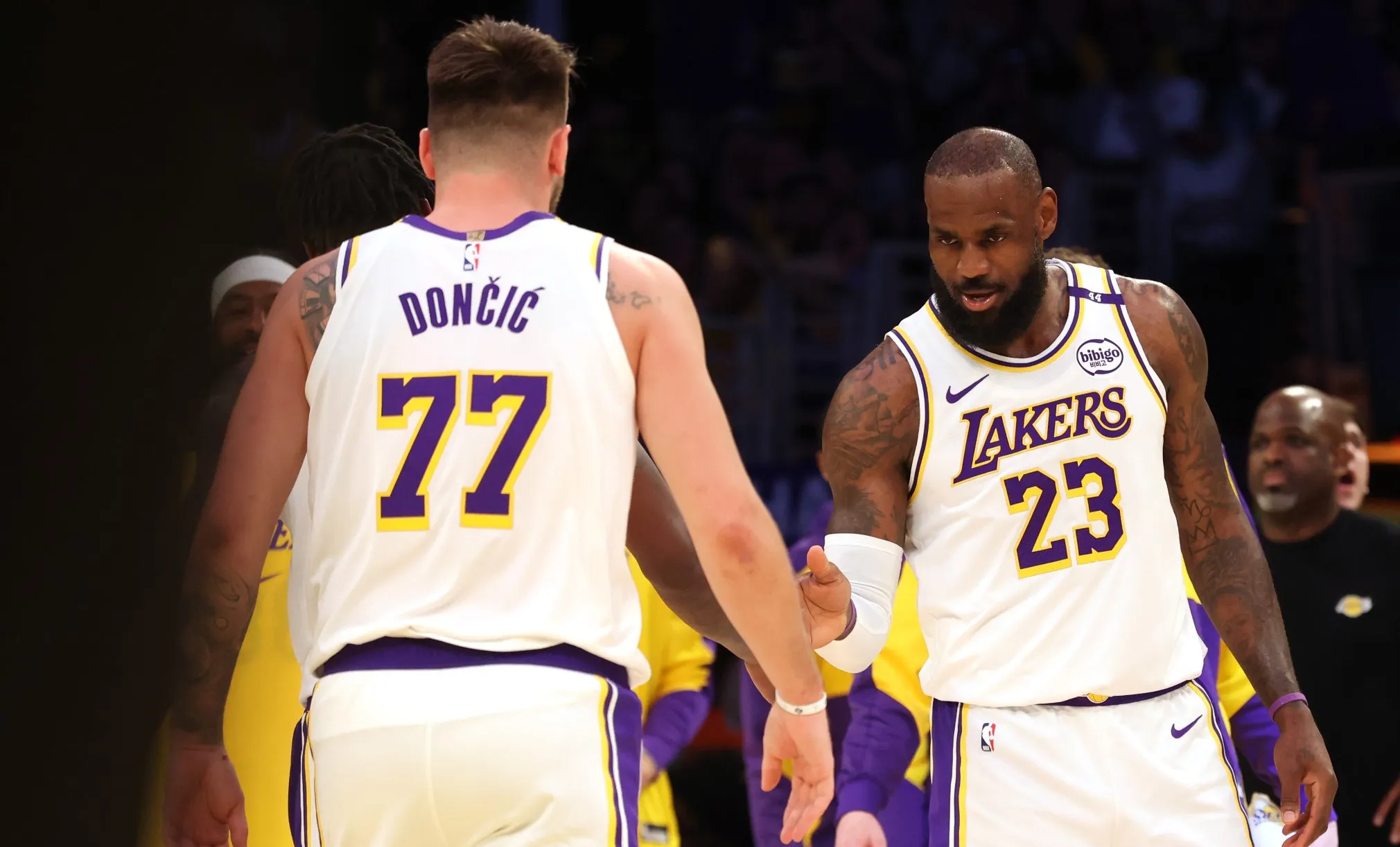 湖人迎来一场胶着的足球对决的简单介绍 湖人迎来一场胶着的足球对决的简单介绍