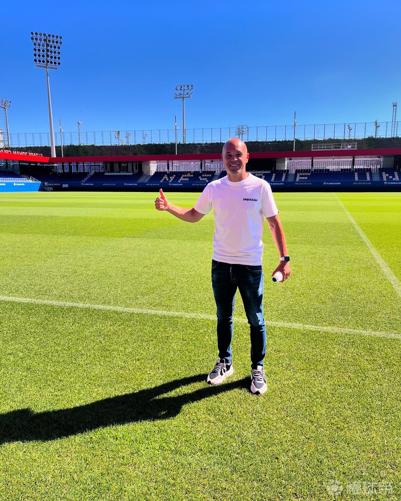 伊涅斯塔回归巴萨,球迷雀跃欢呼的简单介绍 伊涅斯塔回归巴萨,球迷雀跃欢呼的简单介绍