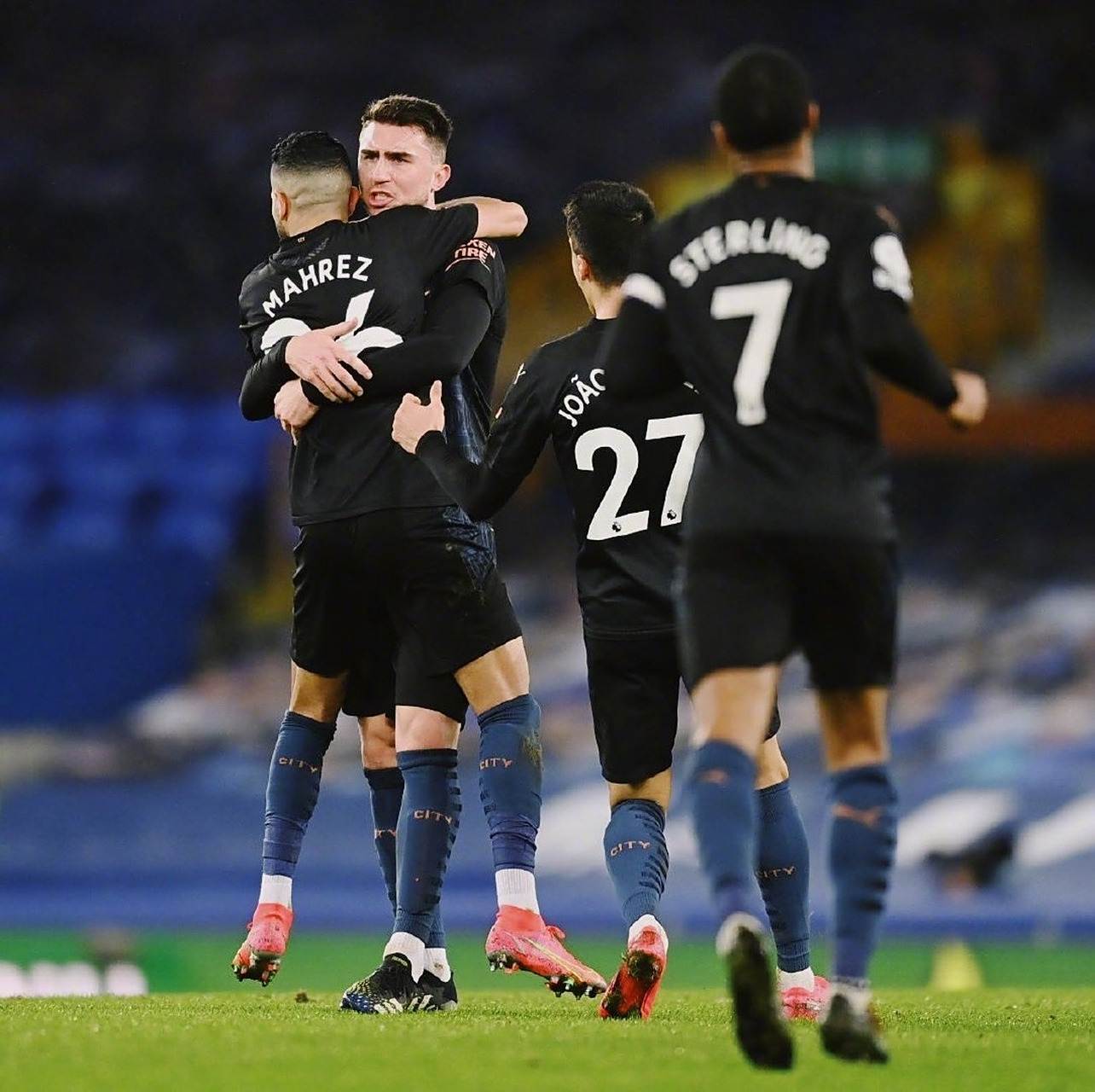 包含里昂客场击败里尔，领跑积分榜的词条