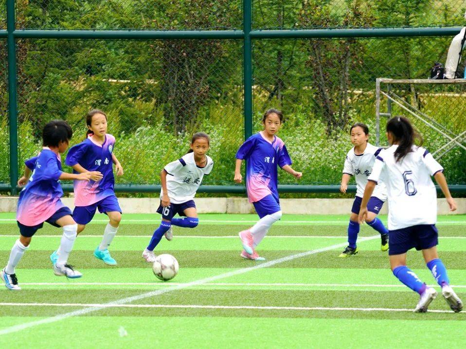 女子足球赛事上,运动员斗志昂扬 女子足球赛事上,运动员斗志昂扬