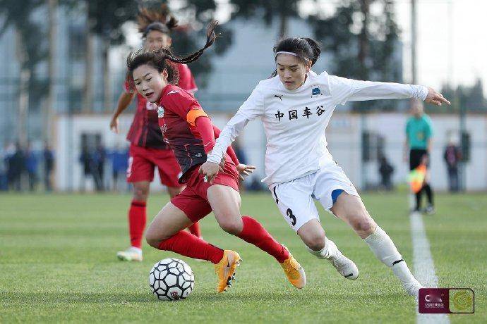 女子足球赛事上,运动员斗志昂扬 女子足球赛事上,运动员斗志昂扬