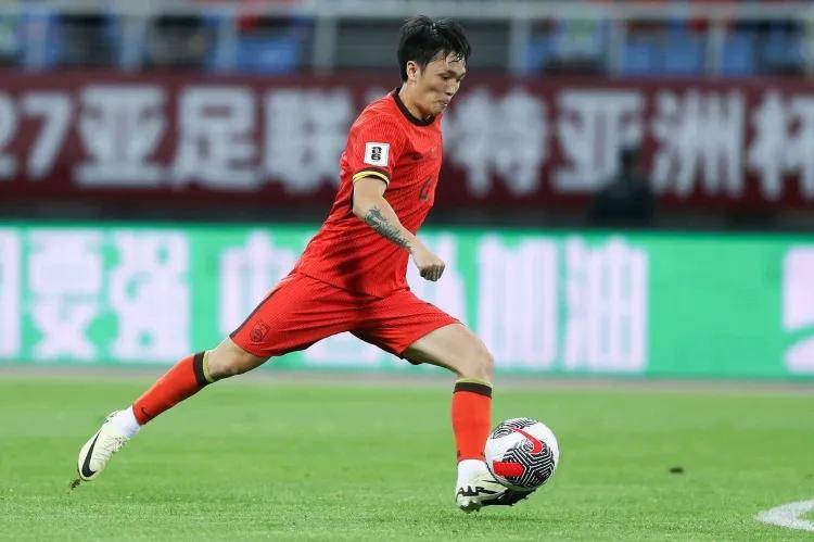 球员个人表现抢眼，成为赛场亮点