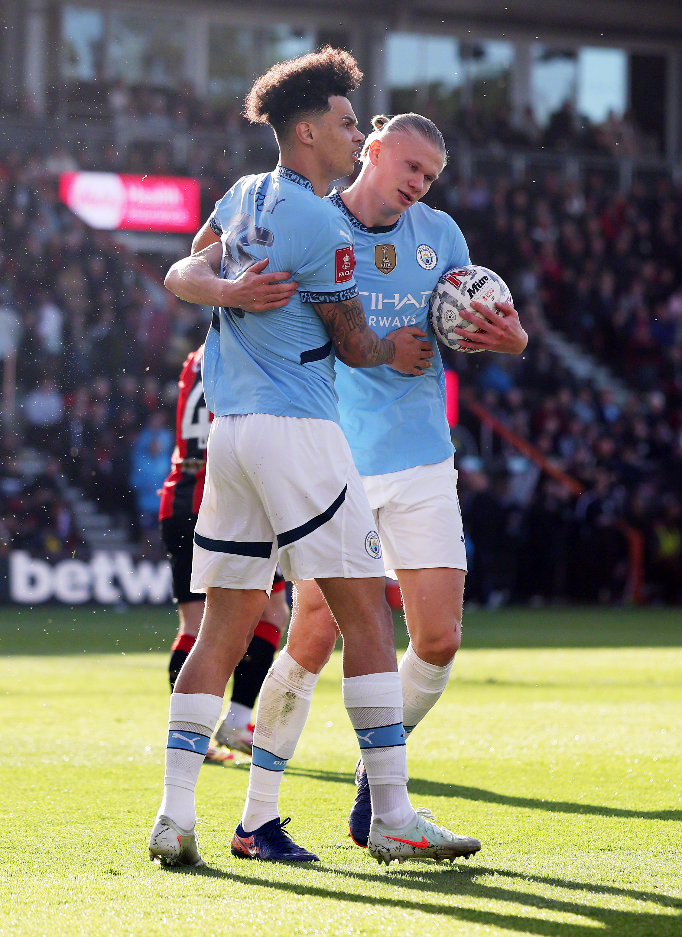 曼城防线再添一伤，主帅急需解决问题的简单介绍