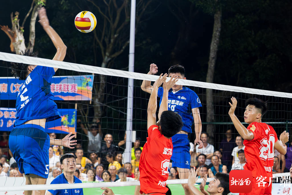 紧张比赛中，球员们奋力争取好成绩