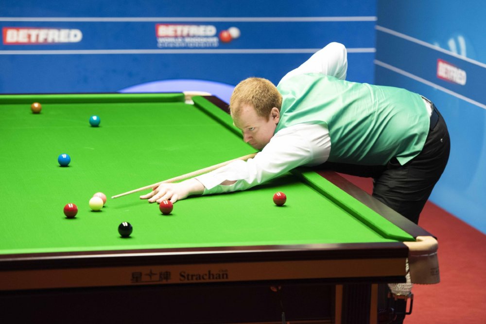 紧张比赛中，球员们奋力争取好成绩